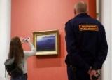 Защита музейных экспонатов в галерее